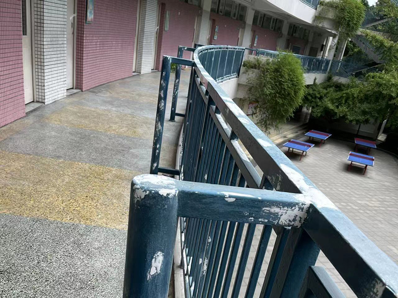 成都電子科技大學(xué)裝飾裝潢 學(xué)校砌墻裝修 教學(xué)樓過道護(hù)欄刷漆