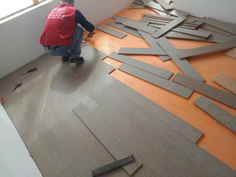 室內不敲瓷磚可以直接鋪木地板嗎？聰明人都這么干！(圖3)
